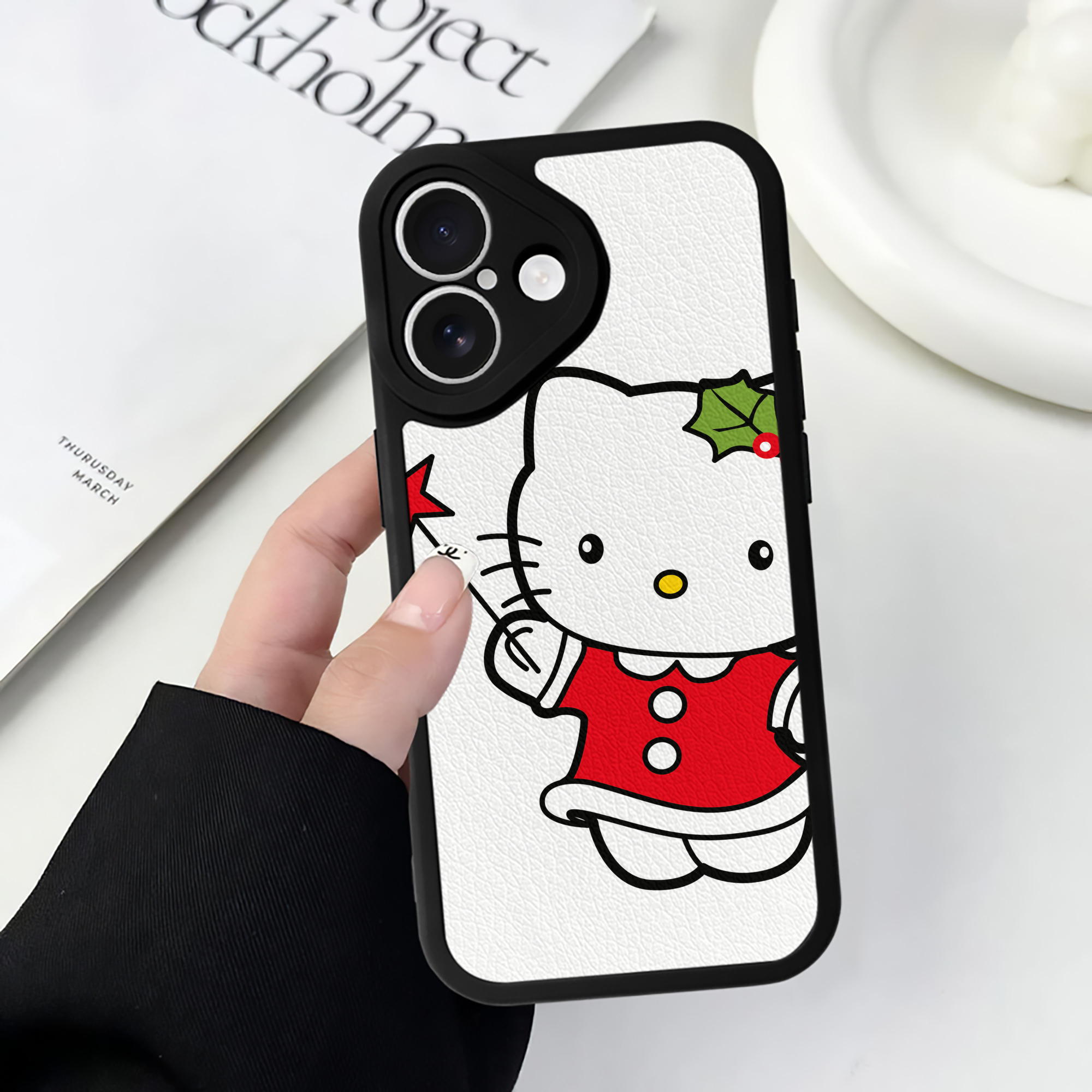 （画像用） Hello Kitty ハローキティ 【iPhone 16シリーズ対応】シリコンスマホケース（レザー調） 材質：シリコン